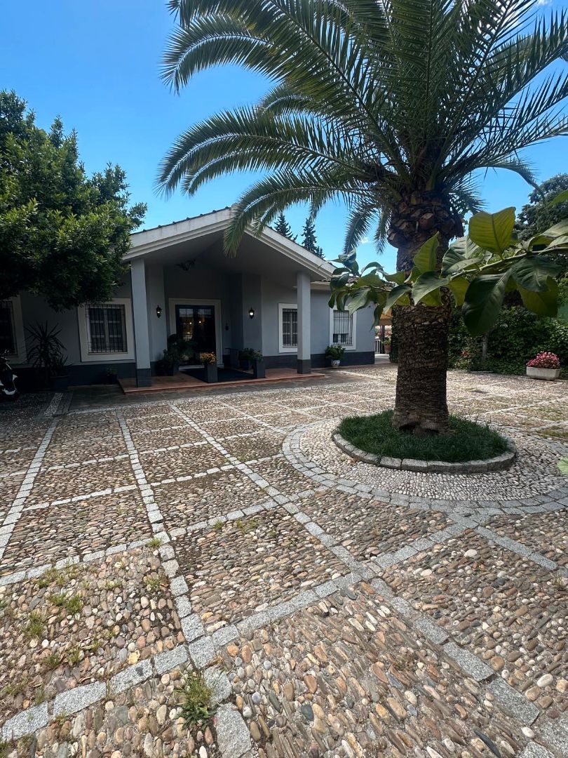 Vista exterior de Casa o xalet en venda en  Córdoba Capital amb Aire condicionat, Calefacció i Jardí privat