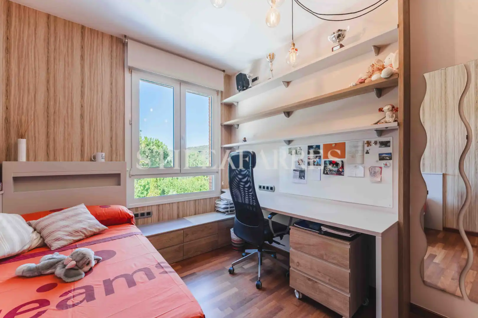 Schlafzimmer von Haus oder Chalet zum Verkauf in Barcelona mit Klimaanlage, Heizung und Privatgarten