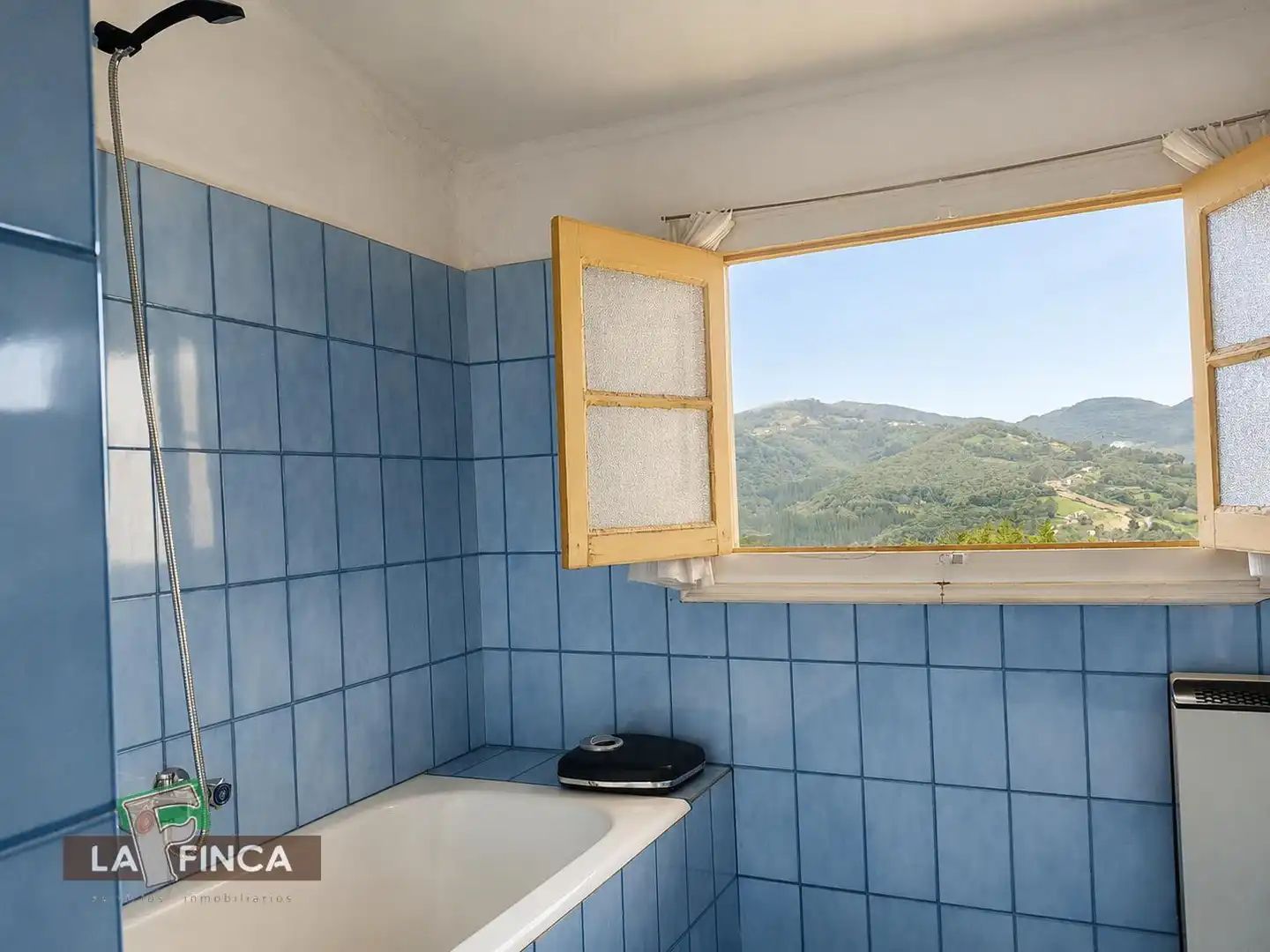 Badezimmer von Einfamilien-Reihenhaus zum Verkauf in Siero mit Heizung, Abstellraum und Möbliert