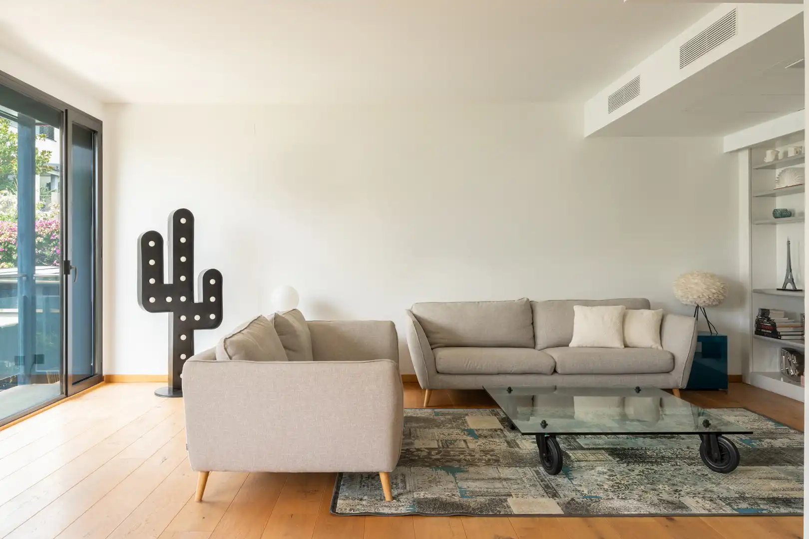 Sala d'estar de Casa o xalet en venda en Barcelona amb Terrassa, Piscina i Balcó