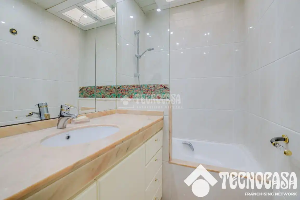 Baño de Ático en venta en Barcelona con Aire acondicionado, Calefacción y Terraza