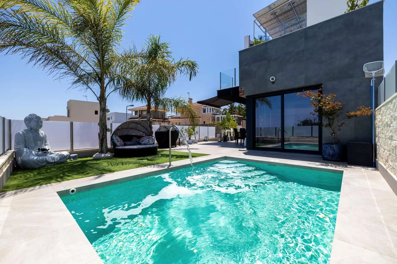 Chalet con piscina en venta en Zona Carrefour - Urbanizaciones