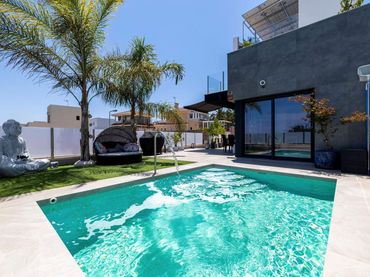 Chalet con piscina en venta en Zona Carrefour - Urbanizaciones