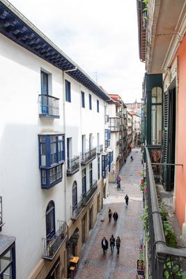 Vista exterior de Pis en venda en Bilbao  amb Balcó