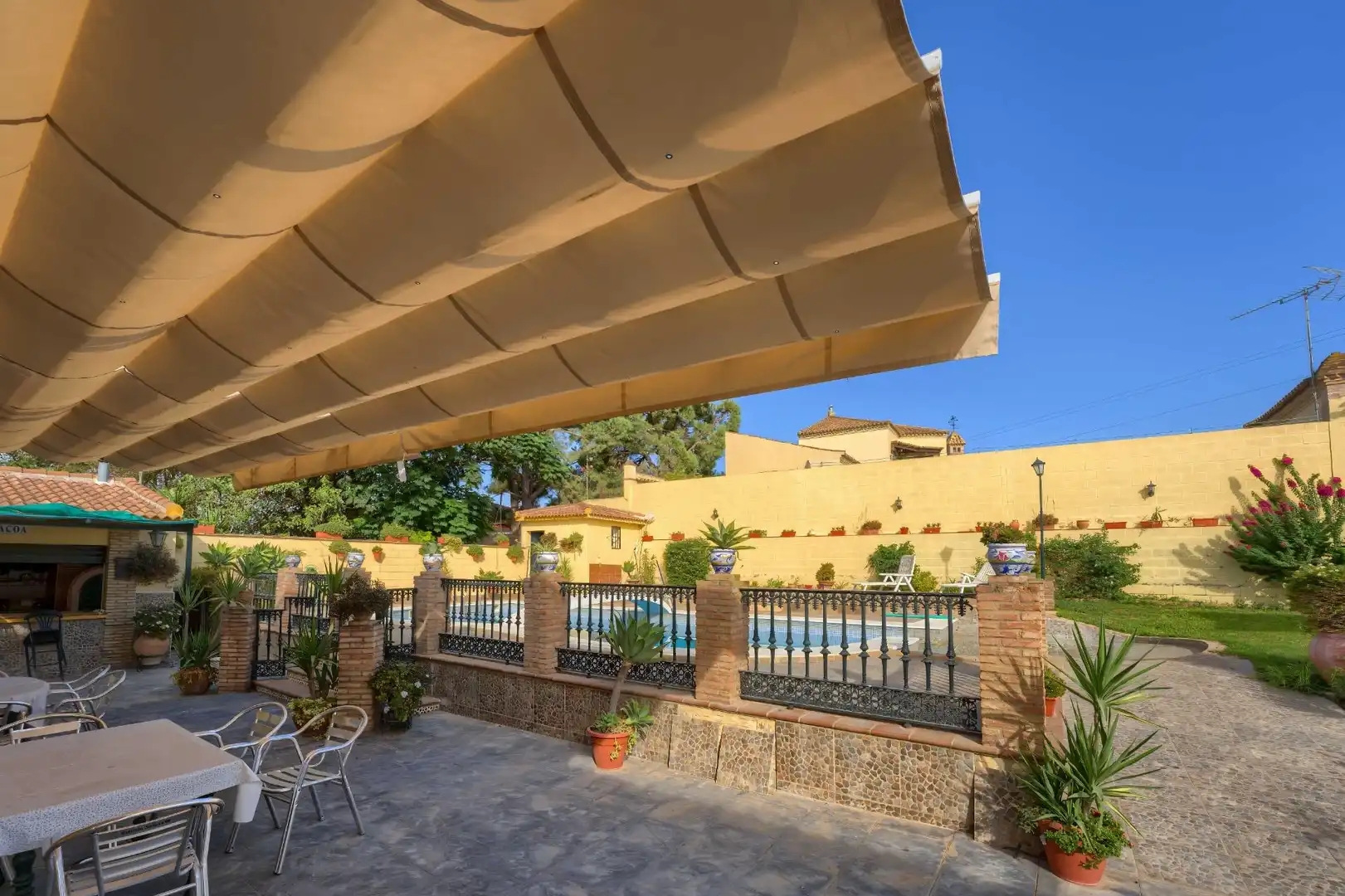 Terraza de Casa o chalet en venta en Sanlúcar la Mayor con Aire acondicionado, Calefacción y Jardín privado