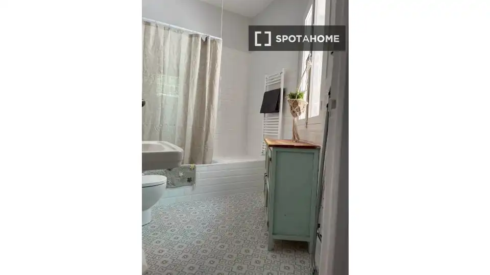 Baño de Apartamento para compartir en Madrid con Aire acondicionado, Calefacción y Terraza