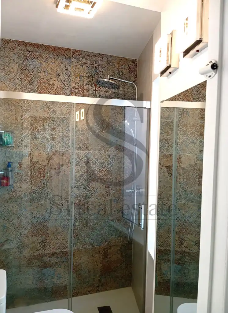 Badezimmer von Dachboden zum Verkauf in Barcelona mit Heizung, Terrasse und Abstellraum
