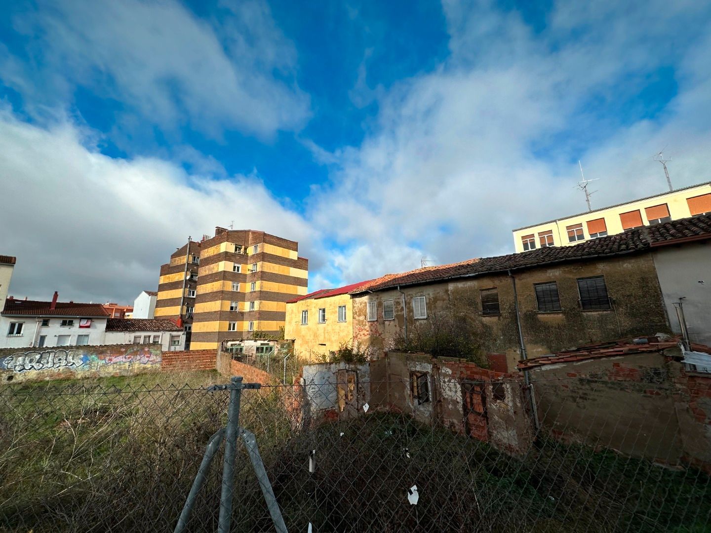 Vista exterior de Casa o xalet en venda en Burgos Capital amb Jardí privat