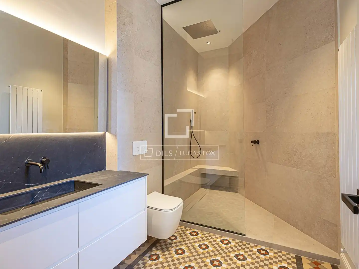 Badezimmer von Wohnung zum Verkauf in Barcelona mit Klimaanlage, Heizung und Balkon