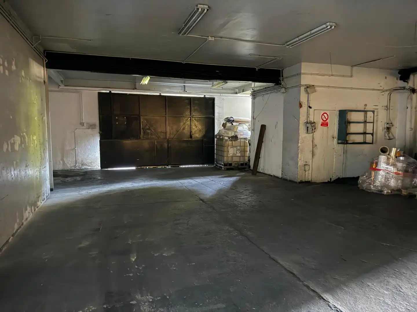 Aparcament de Nau industrial en venda en Rubí