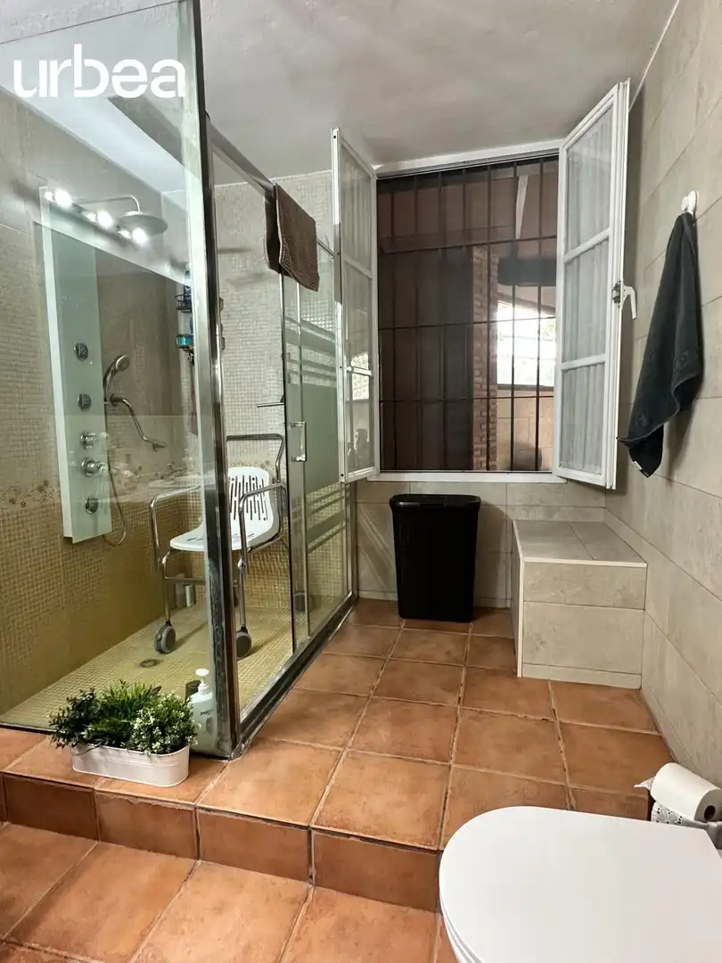 Bany de Finca rústica en venda en Pizarra amb Aire condicionat, Calefacció i Jardí privat