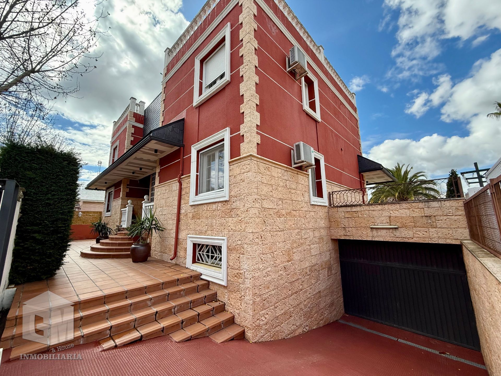Vista exterior de Casa o xalet en venda en Arroyomolinos (Madrid) amb Aire condicionat, Calefacció i Jardí privat
