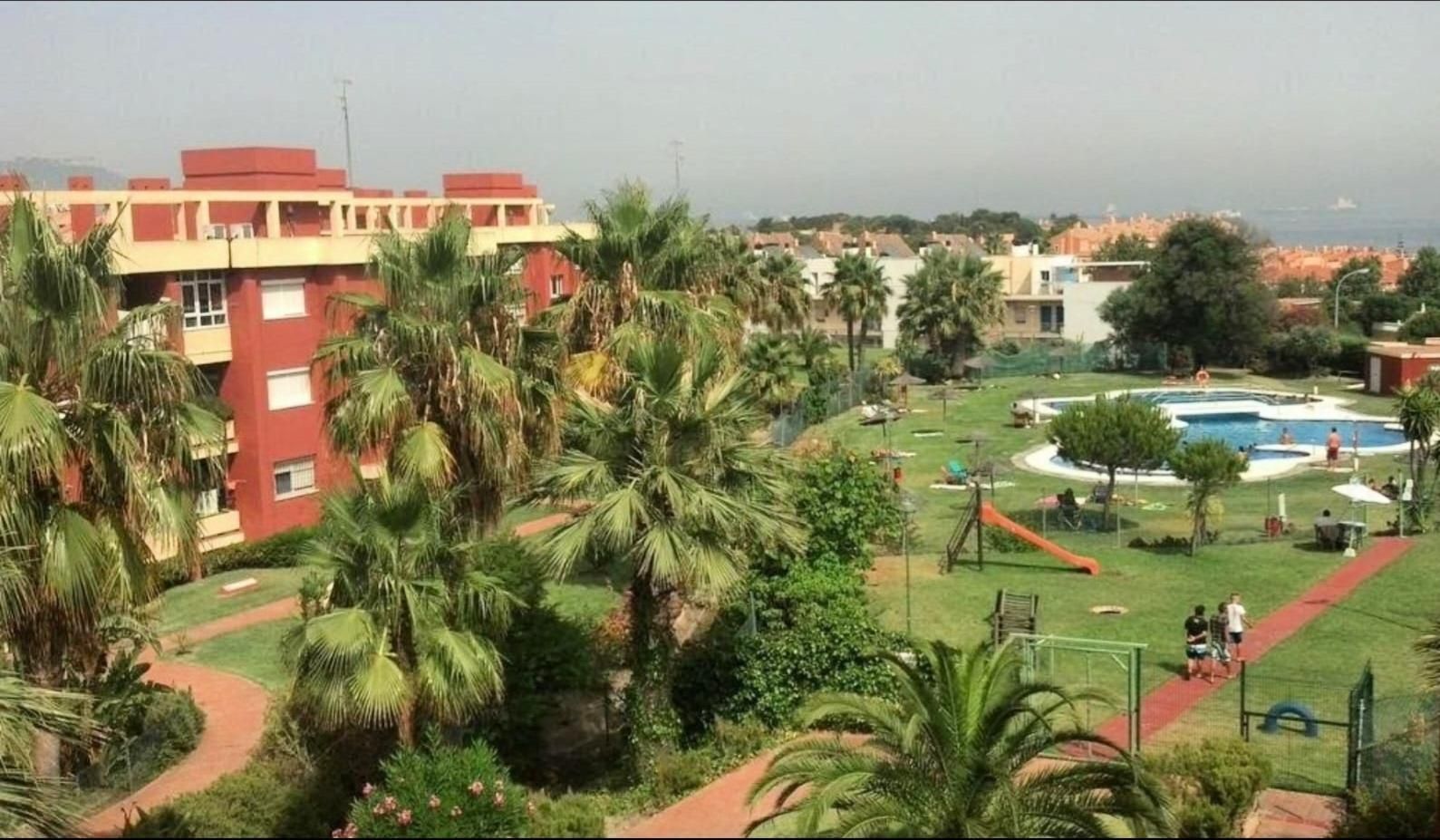 Vista exterior de Pis en venda en Algeciras amb Jardí privat, Terrassa i Piscina comunitària