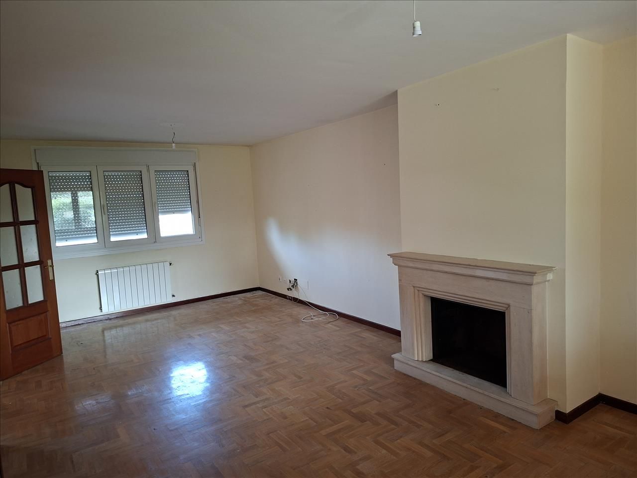 Sala d'estar de Casa o xalet en venda en Gijón  amb Calefacció, Jardí privat i Parquet