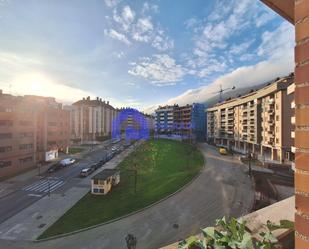 Vista exterior de Pis de lloguer en Oviedo  amb Calefacció, Parquet i Traster