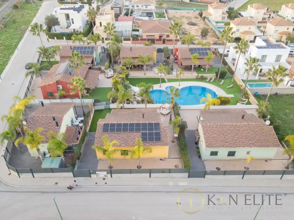 Vista exterior de Casa o xalet de lloguer en Riba-roja de Túria amb Terrassa i Piscina comunitària