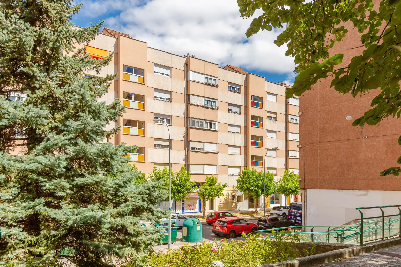 Außenansicht von Wohnung zum Verkauf in  Pamplona / Iruña mit Klimaanlage, Heizung und Abstellraum