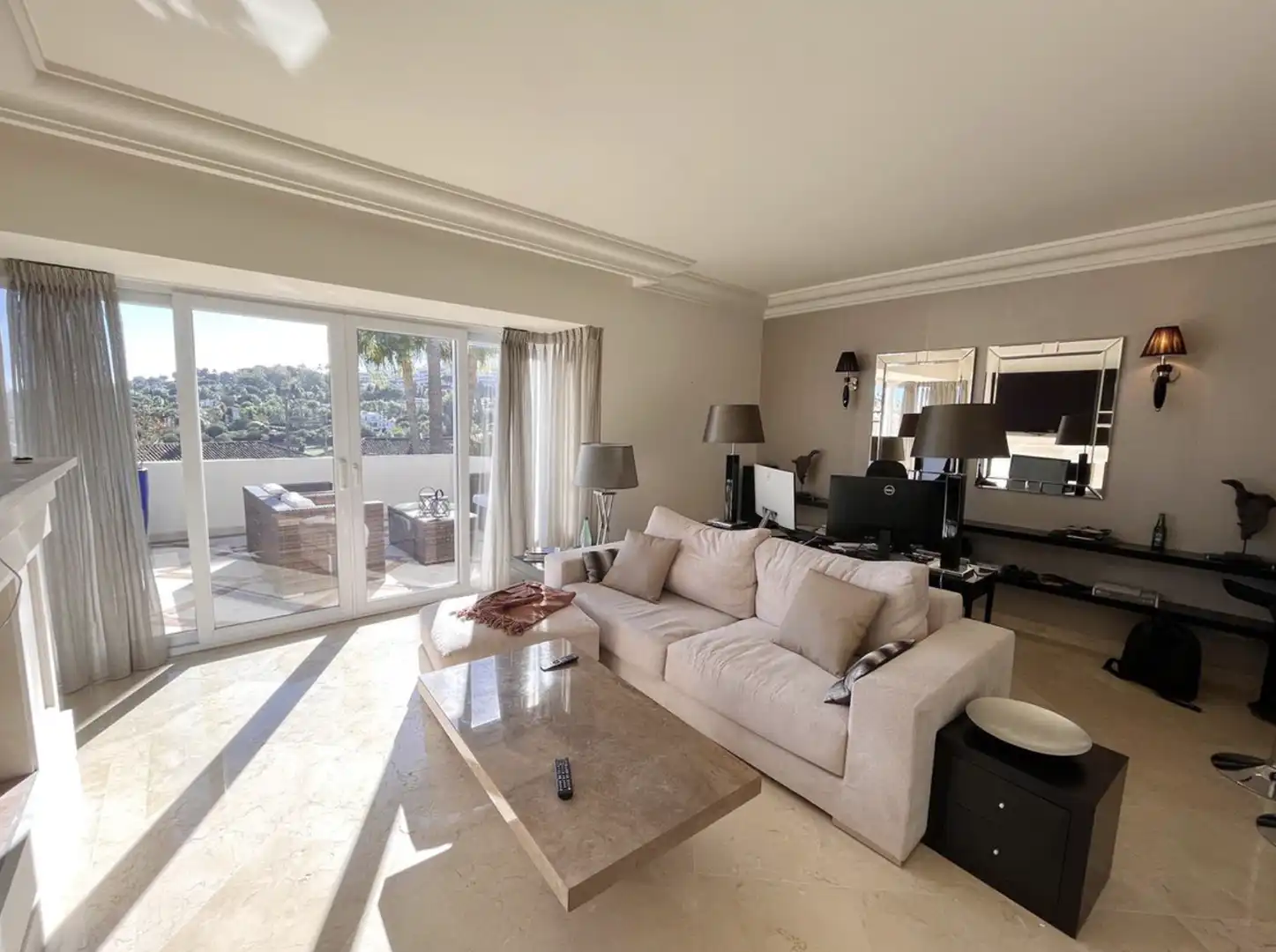 Sala de estar de Ático en venta en Marbella con Aire acondicionado, Terraza y Amueblado