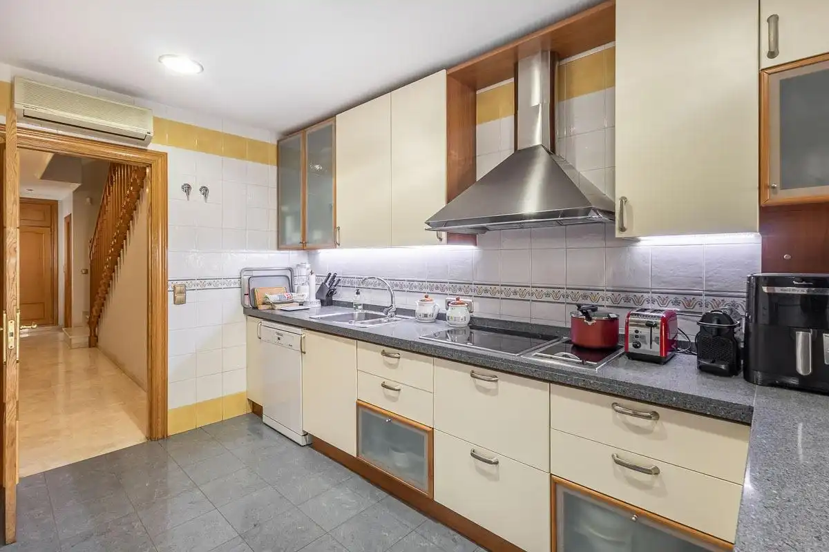 Cuina de Casa o xalet en venda en Granada amb Aire condicionat, Terrassa i Piscina