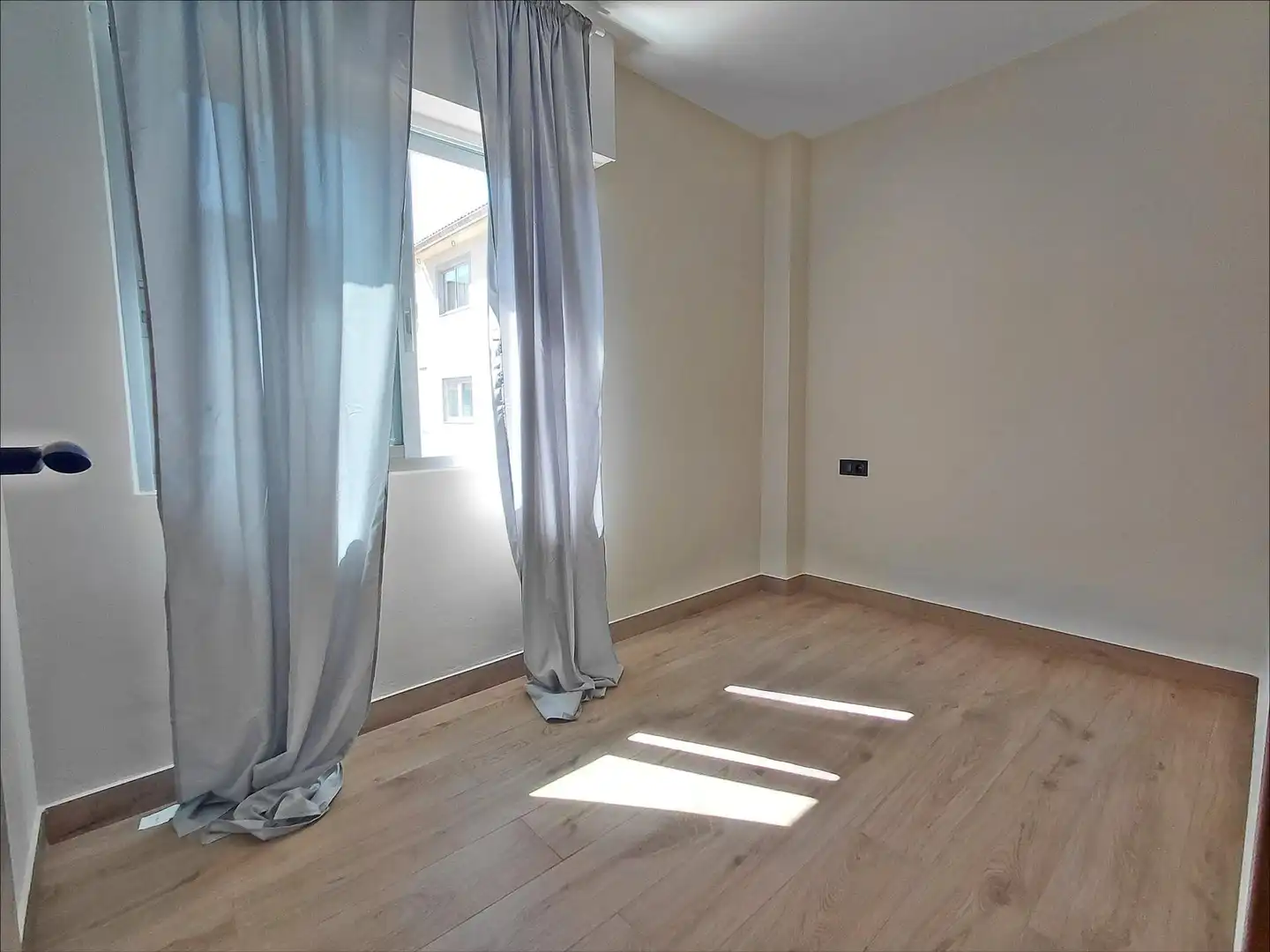 Habitación de Piso en venta en Pontevedra Capital  con Calefacción y Trastero