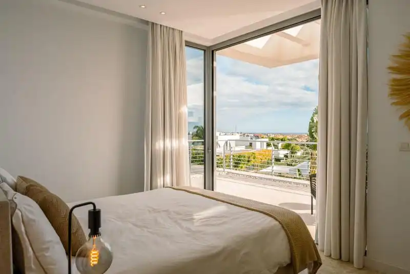 Dormitori de Casa o xalet de lloguer en Estepona amb Aire condicionat, Jardí privat i Terrassa