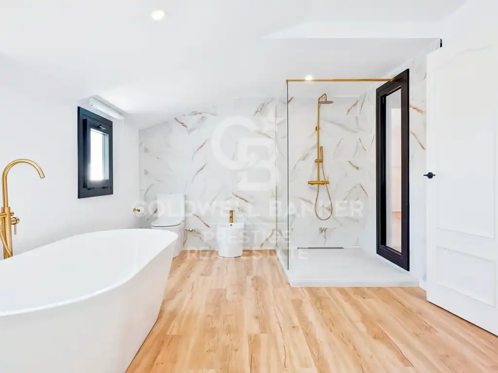 Bathroom of Houses for sale in Esplugues de Llobregat