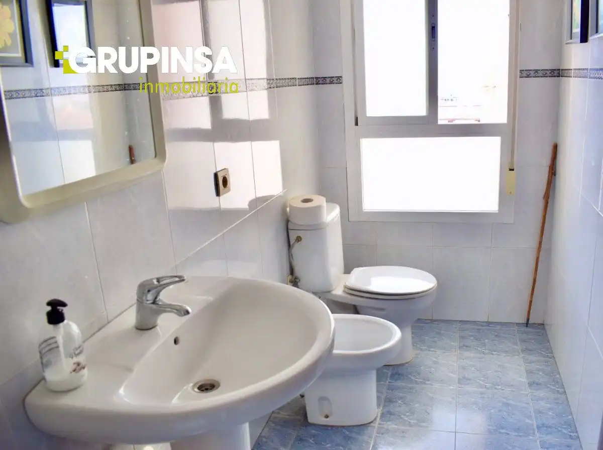 Baño de Piso en venta en Castellón de la Plana / Castelló de la Plana con Aire acondicionado, Terraza y Trastero