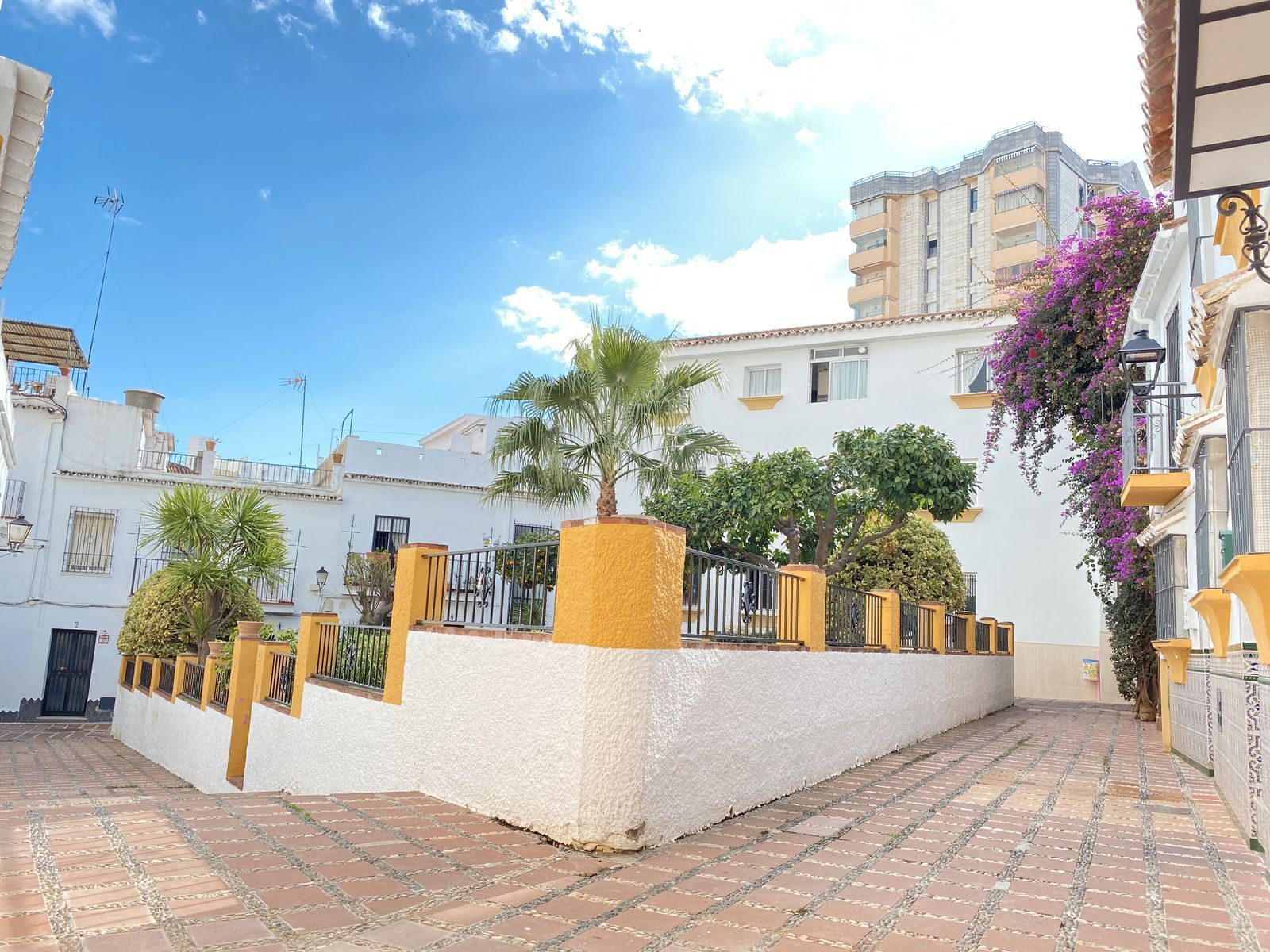 Vista exterior de Casa adosada en venda en Marbella amb Terrassa i Moblat
