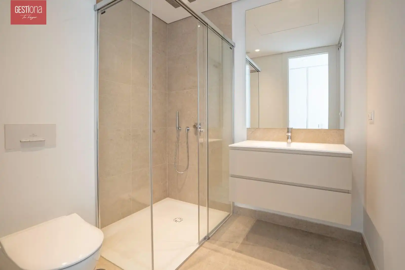 Badezimmer von Dachboden zum Verkauf in Benahavís mit Klimaanlage, Heizung und Privatgarten