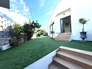 Casa con balcón en venta en Calle Albahaca