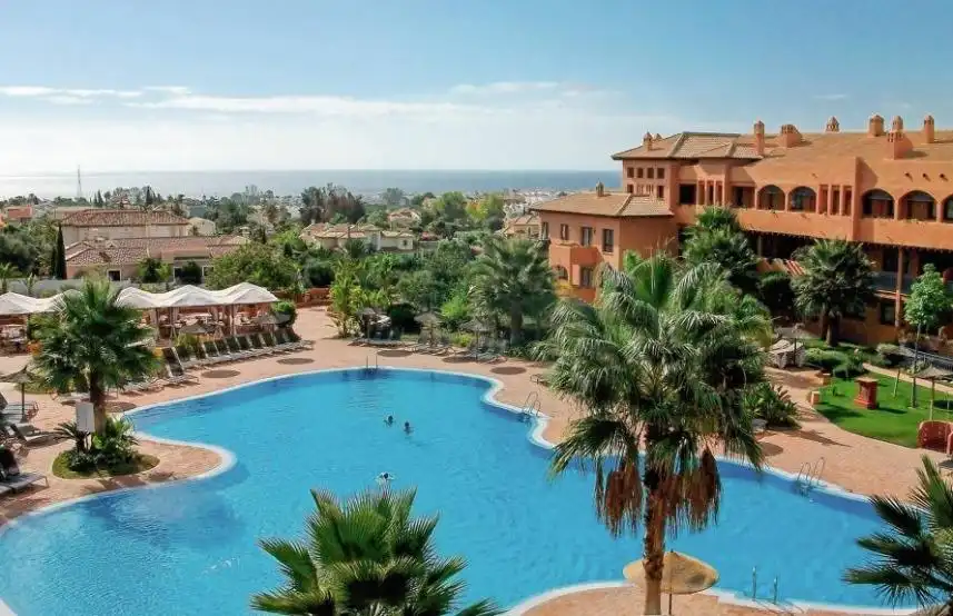 Vista exterior de Apartament en venda en Estepona amb Aire condicionat, Jardí privat i Terrassa