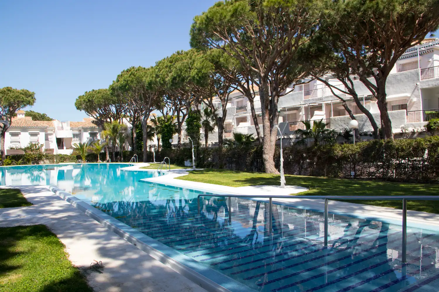 Piscina de Apartament en venda en Chiclana de la Frontera amb Jardí privat, Moblat i Rentadora