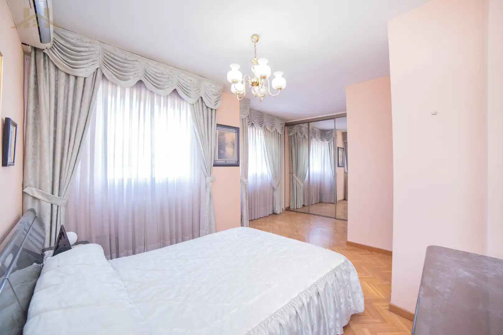 Habitación de Casa adosada en venta en Villaviciosa de Odón con Aire acondicionado, Calefacción y Jardín privado