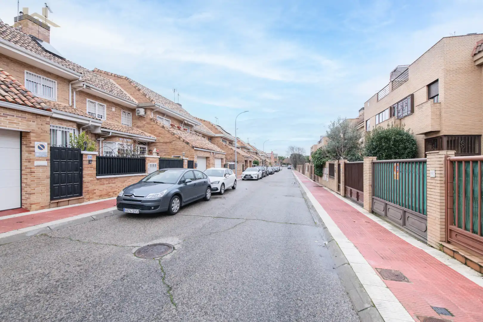 Vista exterior de Casa adosada en venda en Parla amb Aire condicionat, Calefacció i Jardí privat