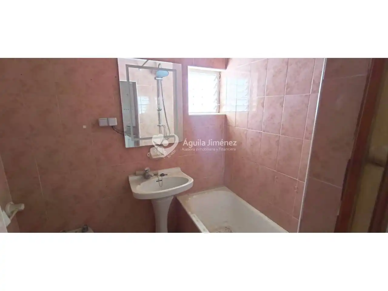 Bathroom of Houses for sale in Alcalá de Guadaira  with Terrace