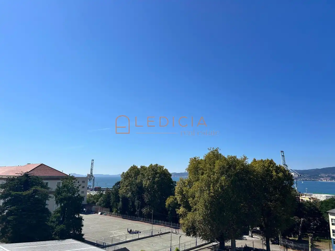 Vista exterior de Pis en venda en Vigo  amb Calefacció, Parquet i Moblat