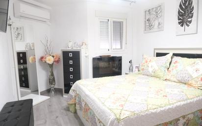 Bedroom of Flat for sale in  Sevilla Capital  with Air Conditioner and Balcony