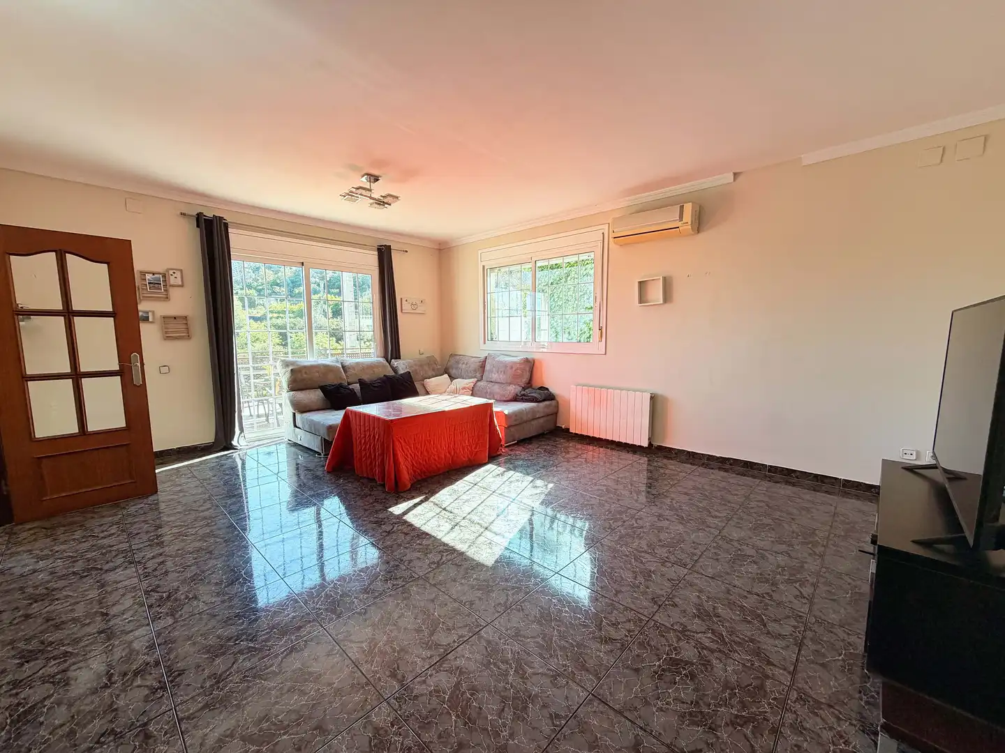 Sala d'estar de Casa o xalet en venda en Sant Vicenç Dels Horts amb Aire condicionat, Calefacció i Terrassa