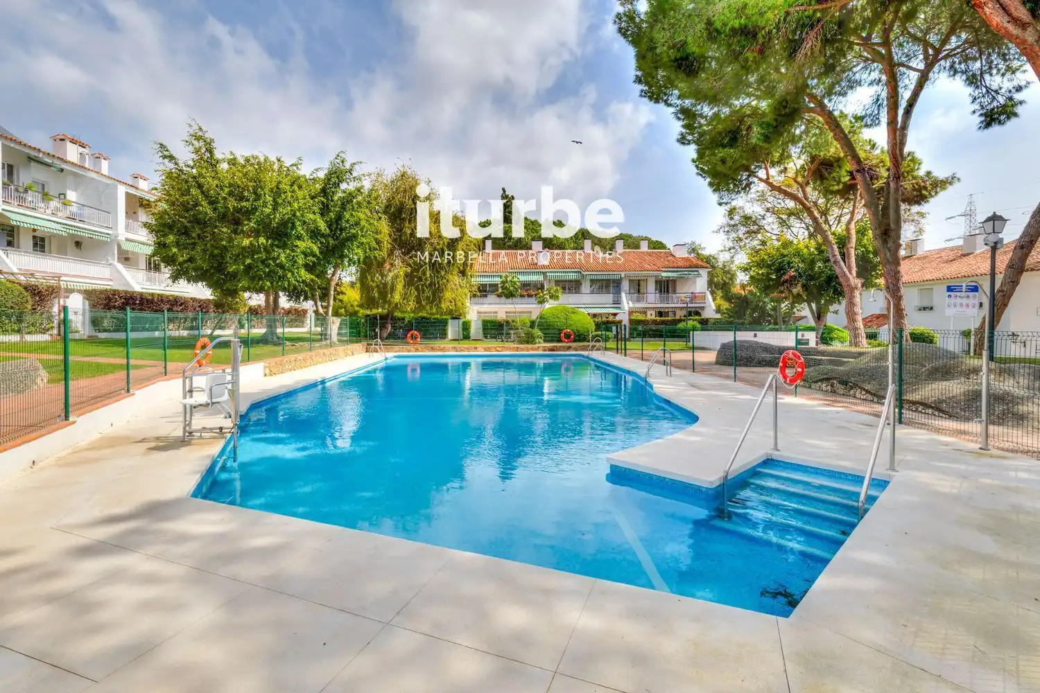 Vista exterior de Piso en venta en Marbella con Aire acondicionado, Terraza y Piscina