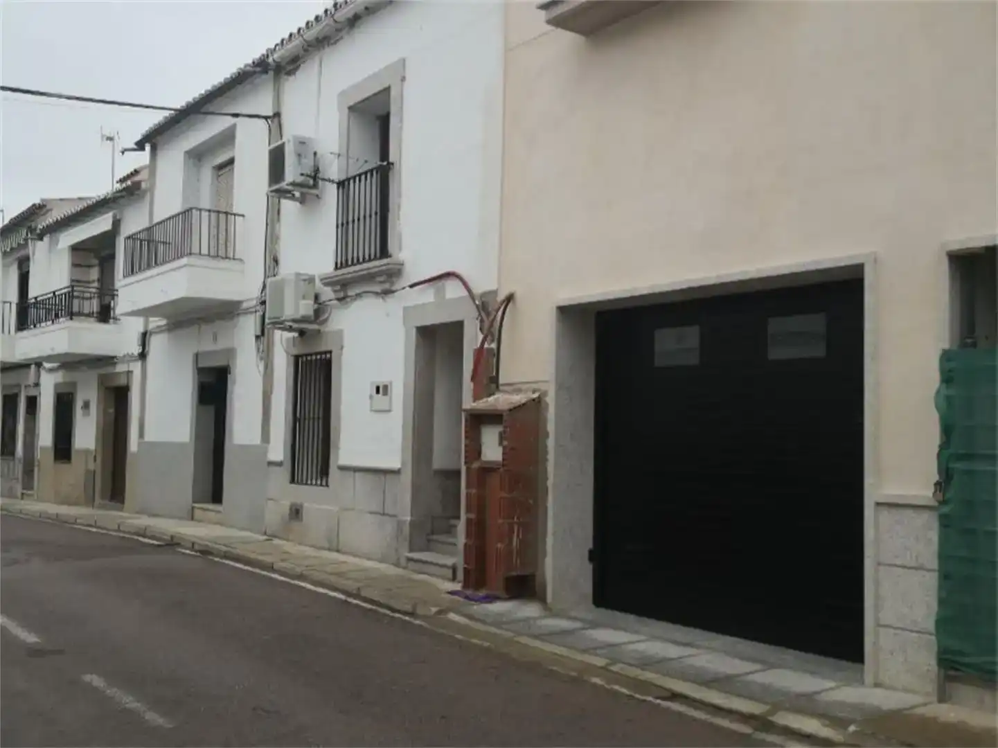 Vista exterior de Casa adosada en venda en Malpartida de Cáceres amb Aire condicionat, Moblat i Balcó