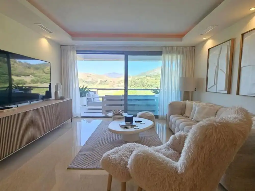Wohnzimmer von Wohnungen zur Miete in Benahavís mit Klimaanlage, Terrasse und Schwimmbad