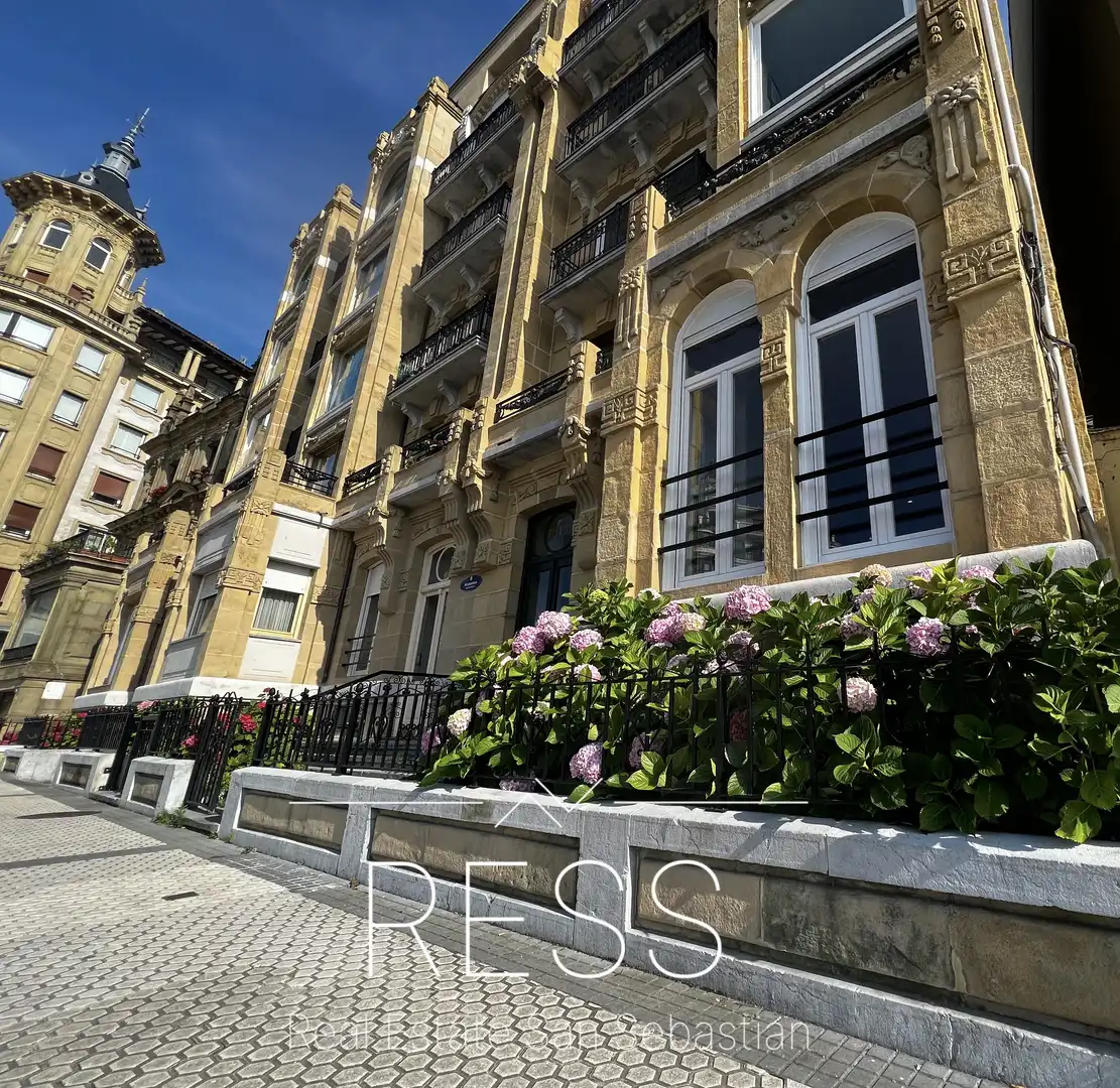 Vista exterior de Pis en venda en Donostia - San Sebastián  amb Terrassa i Moblat