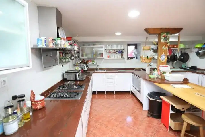 Cuina de Finca rústica en venda en Quirós amb Calefacció, Jardí privat i Terrassa