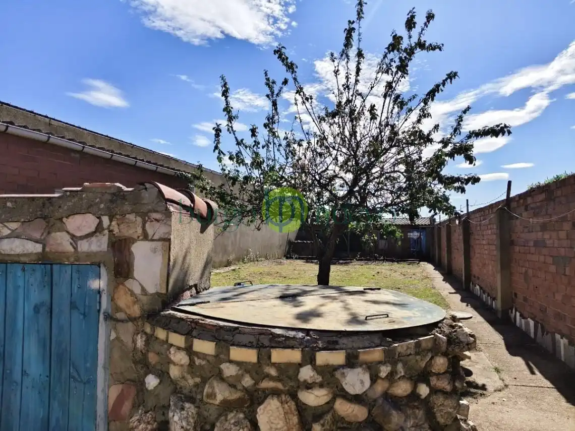 Casa o chalet en venta en León Capital  con Jardín privado, Trastero y Alarma