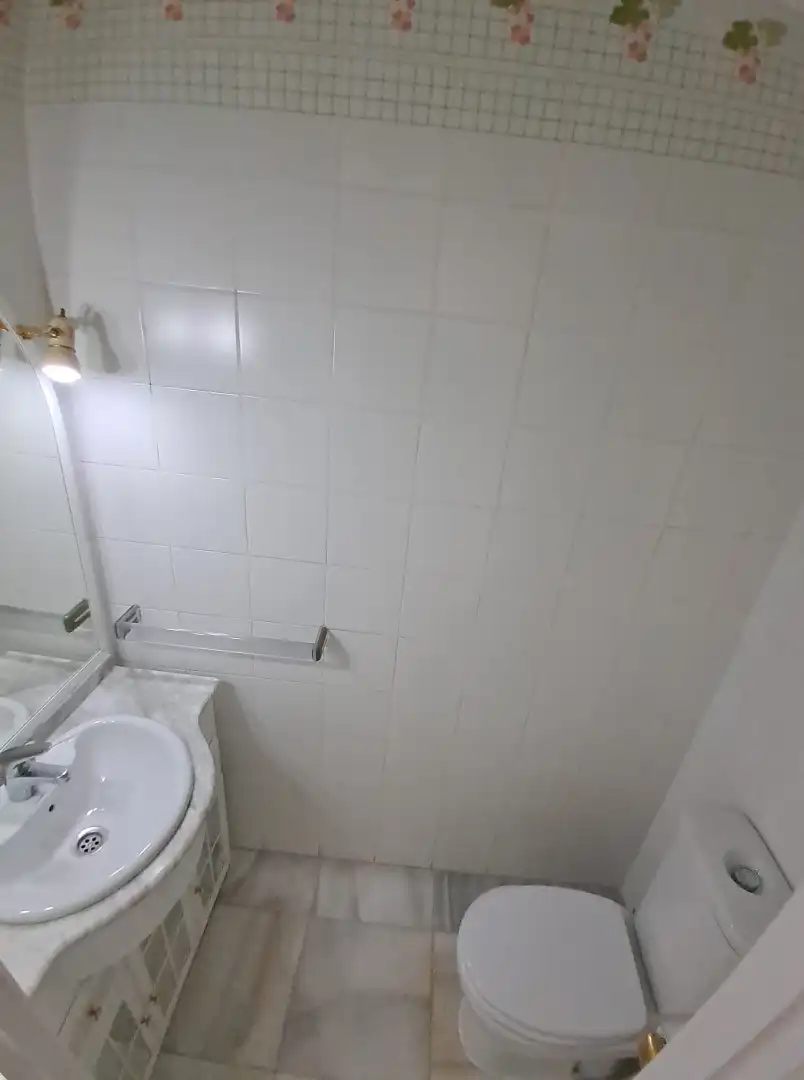Bany de Casa adosada de lloguer en Tomares amb Aire condicionat i Piscina