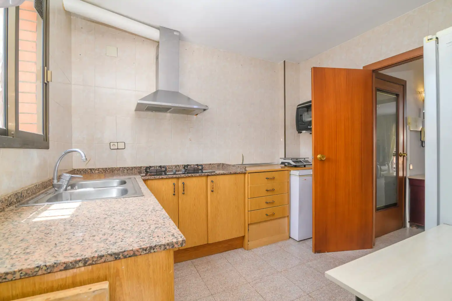 Cuina de Casa adosada en venda en Sant Boi de Llobregat amb Aire condicionat i Terrassa