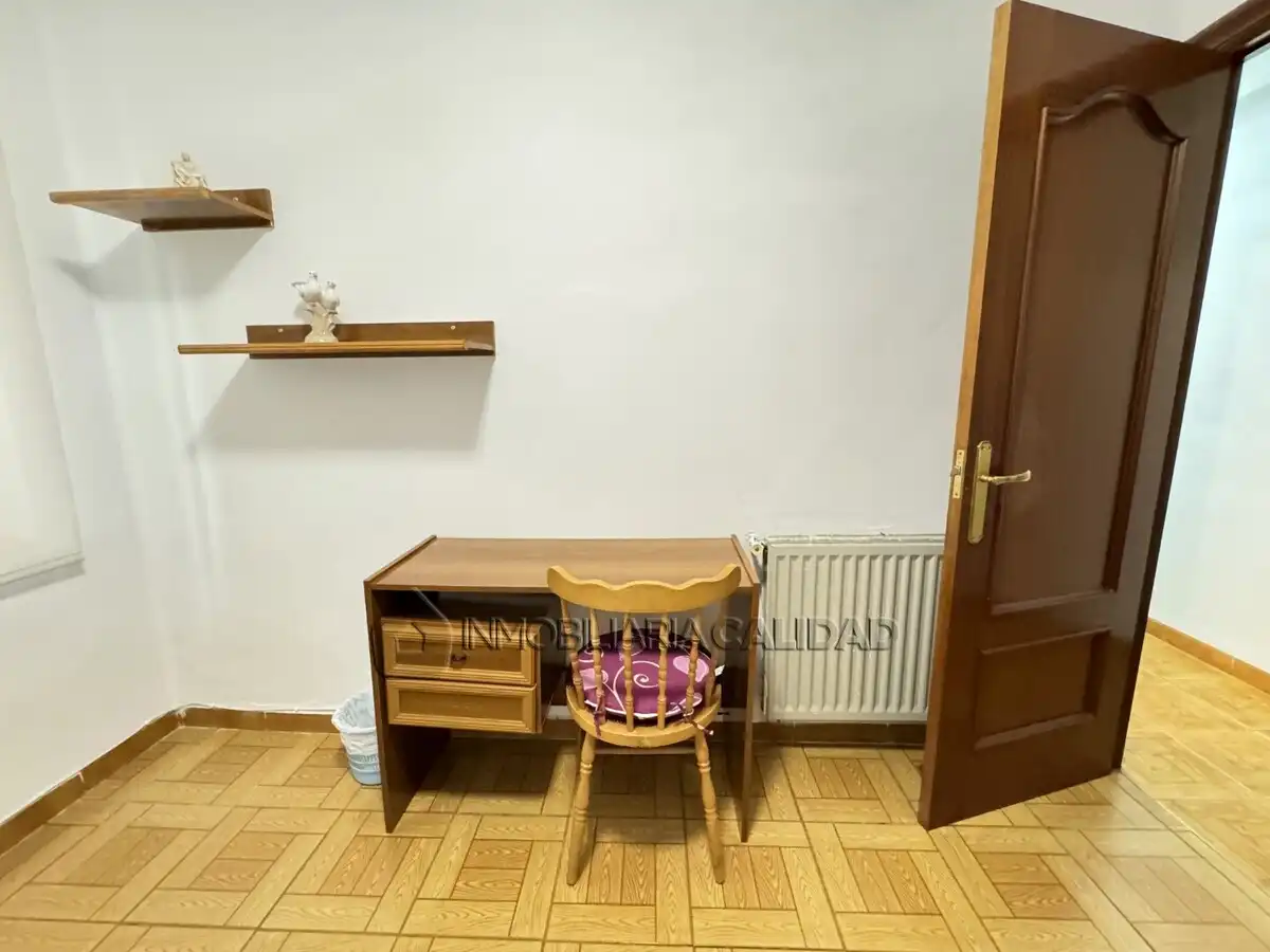Dormitori de Pis de lloguer en Burgos amb Calefacció i Moblat