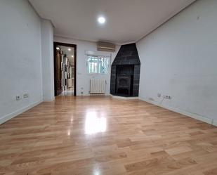 Sala d'estar de Casa o xalet en venda en  Madrid Capital amb Aire condicionat i Terrassa