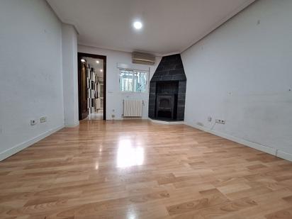 Sala d'estar de Casa o xalet en venda en  Madrid Capital amb Aire condicionat i Terrassa