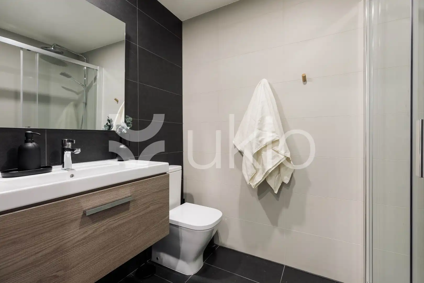 Bany de Apartament de lloguer en Barcelona amb Aire condicionat, Calefacció i Moblat